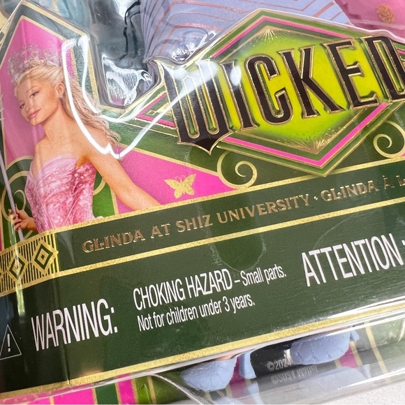 Wicked Glinda At Shiz University Fashion Doll with Fashions & Accessories NWT - Picture 5 of 9